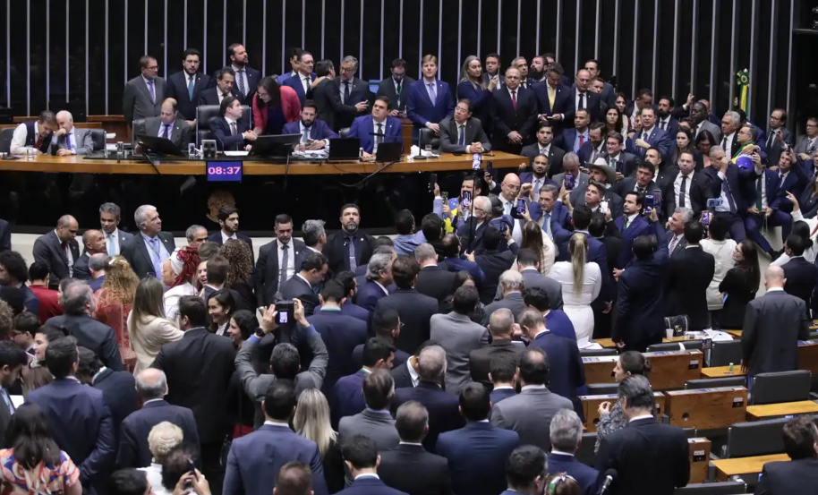 Câmara aprova urgência para projeto que anistia golpistas; veja como votaram os deputados da PB